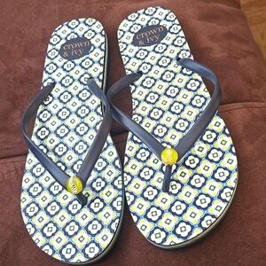 brand new crown and ivy printed thong sandals